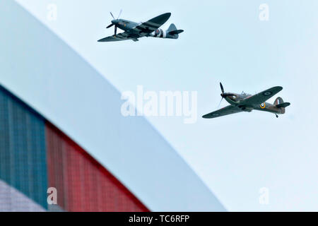 Portsmouth, Großbritannien. 05 Juni, 2019. Ein Weltkrieg zwei Ära Supermarine Spitfire und Hawker Hurricane fliy über während einer Veranstaltung zur Markierung der 75. Jahrestag des D-Day an der Southsea Common Juni 5, 2019 in Portsmouth, England. Die Staats- und Regierungschefs versammelt, an der Südküste von England, wo Truppen für den D-Day assault 75 - Jahre - vor Abreise. Credit: Planetpix/Alamy leben Nachrichten Stockfoto