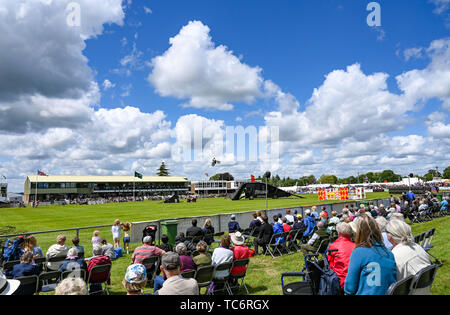 Ardingly UK, 6. Juni 2019 - Massen genießen Sie die Sonne am ersten Tag der Süden von England Show im Ardingly Showground in Sussex statt. Die jährliche landwirtschaftliche zeigen Highlights die besten in die britische Landwirtschaft und produzieren und zieht Tausende von Besuchern an drei Tagen. Foto: Simon Dack/Alamy leben Nachrichten Stockfoto