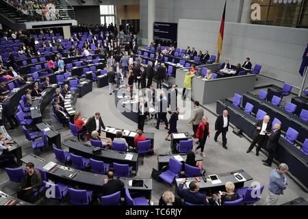 Berlin, Deutschland. 06 Juni, 2019. Bei der Abstimmung über die Vizepräsidentin des Bundestages, Mitglieder des Parlaments legen Sie ihre Stimmkarte in das Plenum des Bundestages. Im dritten Versuch, die AfD versucht, durch Otten als Vizepräsident des Bundestages zu drücken. Quelle: Michael Kappeler/dpa/Alamy leben Nachrichten Stockfoto