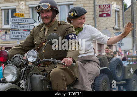 Carentan, Frankreich. 05 Juni, 2019. Die Bewohner der Normandie in Kostümen nehmen Sie teil an einer Parade der 75. Jahrestag der zweite Weltkrieg D-Day Invasion Juni 5, 2019 in Carentan, Normandie, Frankreich zu gedenken gekleidet. Tausende haben liefen auf die Normandie das 75-jährige Jubiläum der Operation Overlord, die Invasion der Alliierten im Zweiten Weltkrieg allgemein als D-Day bekannt zu gedenken. Credit: Planetpix/Alamy leben Nachrichten Stockfoto