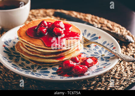 Stapel Pfannkuchen mit Marmelade auf Dogberry weiße Platte mit verzierten Stockfoto