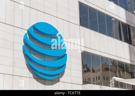 Close-up Logo der BEI T außerhalb der Whitacre Tower Gebäude in der Innenstadt von Dallas, Texas Stockfoto