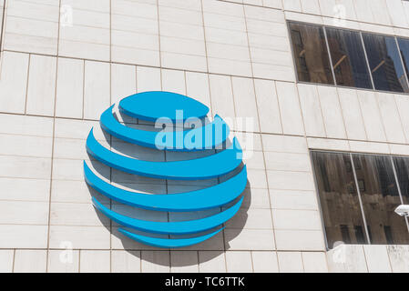 Close-up Logo der BEI T außerhalb der Whitacre Tower Gebäude in der Innenstadt von Dallas, Texas Stockfoto