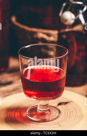 Hausgemachte berry Wein im Glas auf Holz- Oberfläche Stockfoto