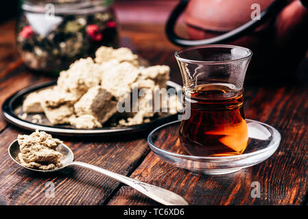 Schwarzer Tee in armudu Glas und Löffel Sonnenblumenöl halva Stockfoto