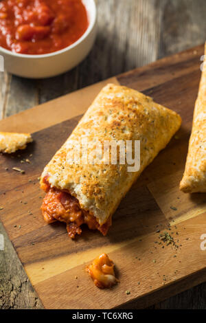 Ungesunde Microwaved Pizza Taschen mit Käse und Sauce Stockfoto
