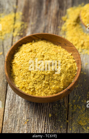 Raw Gelb organische Nährstoffe Hefe in eine Schüssel geben. Stockfoto