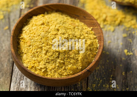 Raw Gelb organische Nährstoffe Hefe in eine Schüssel geben. Stockfoto