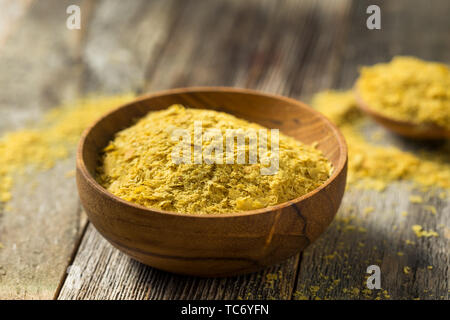 Raw Gelb organische Nährstoffe Hefe in eine Schüssel geben. Stockfoto