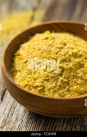 Raw Gelb organische Nährstoffe Hefe in eine Schüssel geben. Stockfoto