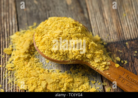Raw Gelb organische Nährstoffe Hefe in eine Schüssel geben. Stockfoto