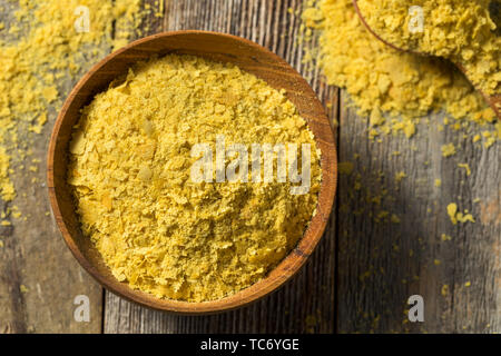 Raw Gelb organische Nährstoffe Hefe in eine Schüssel geben. Stockfoto