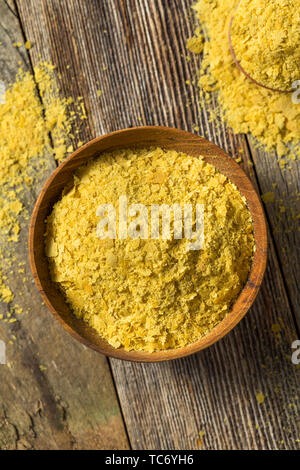 Raw Gelb organische Nährstoffe Hefe in eine Schüssel geben. Stockfoto