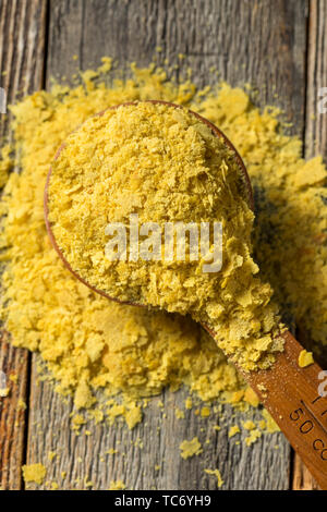Raw Gelb organische Nährstoffe Hefe in eine Schüssel geben. Stockfoto