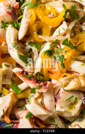 Hausgemachte kalte Meeresfrüchte Salat mit Fisch, Muscheln und Tintenfisch Stockfoto