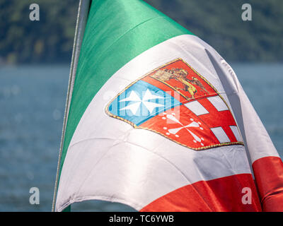 Bild der italienischen Flagge am Heck des Bootes winken im Wind. Nach oben Schließen Stockfoto