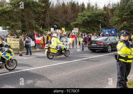 Shannon, Irland, Juni. 5, 2019: Demonstranten außerhalb vom Flughafen Shannon protestieren gegen die Donald Trump Besuch heute Stockfoto