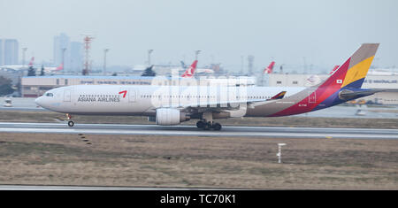 ISTANBUL, Türkei - Januar 19, 2019: Asiana Airlines Airbus A 330-323 E (CN 1211) hebt ab Flughafen Istanbul Atatürk. Asiana Airlines hat 84 Flotte Stockfoto