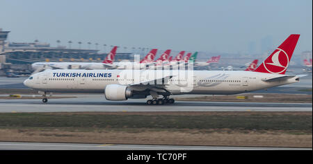 ISTANBUL, Türkei - Januar 19, 2019: Turkish Airlines Boeing 777-3 F 2ER (CN 40707) zieht aus Istanbul Ataturk Flughafen. Dein ist die Fluggesellschaft von Stockfoto