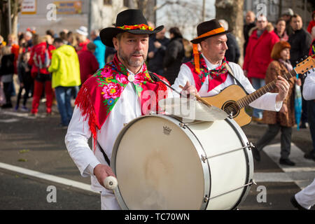Matulji, Kroatien - 3. Februar 2019: Mann spielt die Trommel während des traditionellen Karnevalsumzug mit traditionellen Kostümen durch die Straßen von MATUL Stockfoto