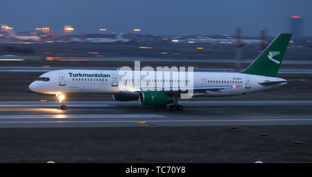 ISTANBUL, Türkei - Januar 19, 2019: Turkmenistan Airlines Boeing 757-22 K (CN 30863) zieht aus Istanbul Ataturk Flughafen. TUA mit 29 flotte Größe a Stockfoto