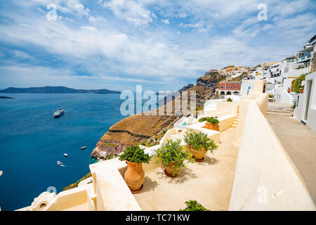 Panoramablick und Straßen der Insel Santorini in Griechenland, gedreht in Thira, die Hauptstadt Stockfoto