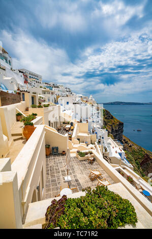 Panoramablick und Straßen der Insel Santorini in Griechenland, gedreht in Thira, die Hauptstadt Stockfoto