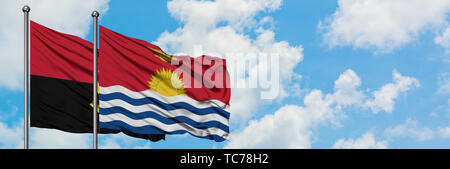 Angola und Kiribati Flagge im Wind gegen Weiße bewölkt blauer Himmel zusammen. Diplomatie Konzept, internationale Beziehungen. Stockfoto