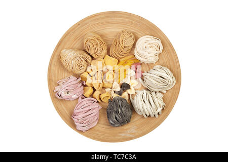 Raw hausgemachte Pasta, die Vielfalt der Arten und Formen der trockenen italienischen Pasta Stockfoto