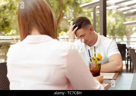 Paar Beziehung Probleme, im Gespräch in einem Cafe Stockfoto