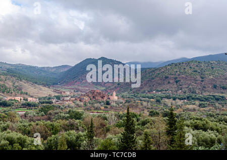 Panoramablick von imlil Tal und einem Berberdorf im Hohen Atlas Mountains in der Nähe von Marrakesch Marokko Afrika Stockfoto