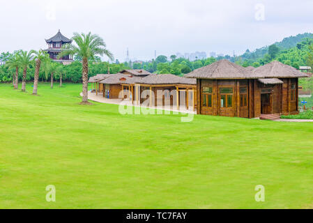Eine Reihe von Cottages im südostasiatischen Stil auf dem Rasen Stockfoto