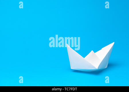 Origami Papier Boot auf blauem Hintergrund Stockfoto