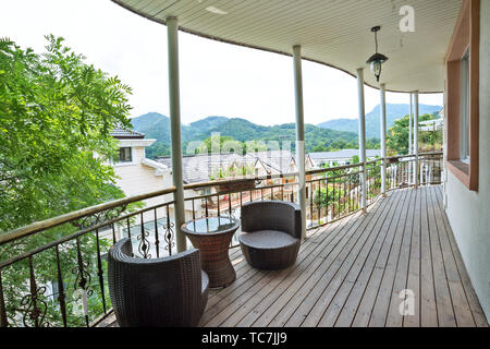 Home Terrasse mit Holzterrasse und Rattan Sofa Stockfoto