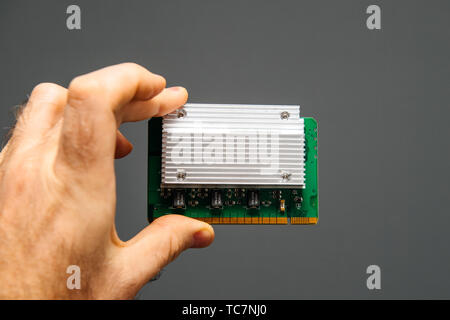 Paris, Frankreich - Apr 9, 2019: der Mensch Hand in Hand HP 407748-001, das Spannungsreglermodul für Proliant Server vorderen Teil grau bakground Stockfoto