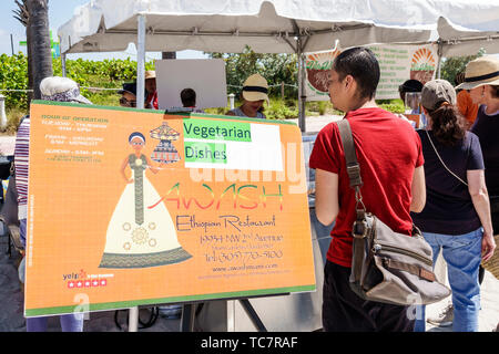 Miami Beach, Florida, North Beach, Soul Vegan Festival, Essen, vegetarisch, Awash äthiopisch, Restaurant Restaurants Essen Essen Essen Essen Essen Essen gehen Cafe Cafés Bistro, ad Stockfoto