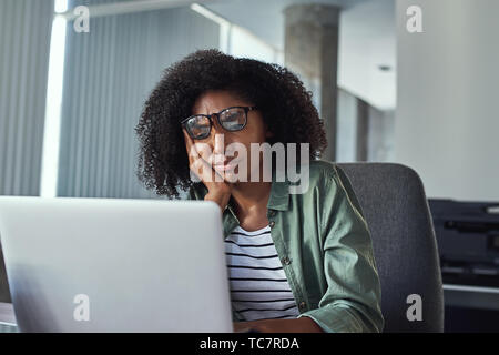 Frustrierte junge geschäftsfrau am Laptop suchen Betonte Stockfoto