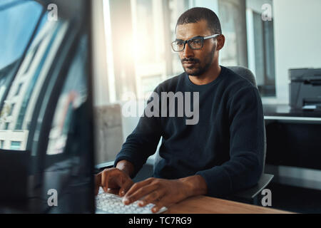 Junge Unternehmer am Arbeitsplatz arbeiten Stockfoto