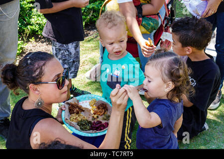 Miami Beach Florida, North Beach, Soul Vegan Festival, Essen, Mutter Mutter Mutter, Tochter, Sohn, Kleinkind Kleinkinder, Fütterung Verkostung Essen, gemischte Rasse Ethnie, Besucher Stockfoto