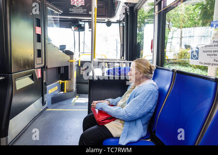 Miami Beach, Florida, Miami-Dade Metrobus, Bus an Bord, Senioren Bürger, Hispanic Frau weibliche Frauen, Fahrer Passagier, FL190331095 Stockfoto