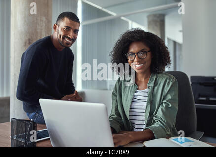 Portrait von erfolgreichen jungen Kollegen im Büro Stockfoto
