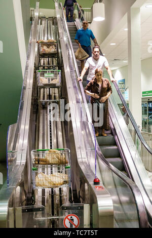 Miami Beach, Florida, North Beach, Publix, Supermarkt, innen, Rolltreppe Einkaufswagen Trolleys Förderband, FL190331127 Stockfoto