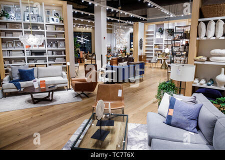 Miami Florida, die Geschäfte in Midtown Miami, West Elm, innen Interieur, Möbel Haushaltsartikel Möbel, Produkte Display Verkauf, Sofas Stühle, Sho Stockfoto