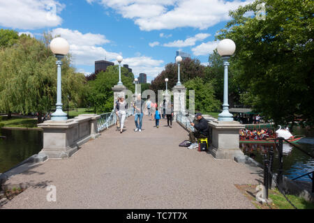 Fußgängerzone Fußgängerbrücke über die Lagune mit Swan Boot an der Boston Public Garden neben dem Gemeinsamen an einem schönen Tag mit Menschen überqueren Stockfoto