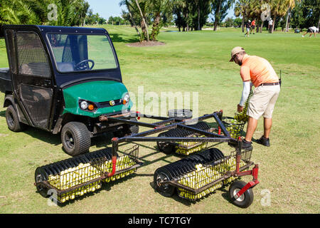 Miami Beach Florida, Normandy Shores öffentlicher Golfclub, Driving Range Ball Sammler, Mann Männer männlich, Job, Arbeit Arbeiter Mitarbeiter Mitarbeiter Stockfoto