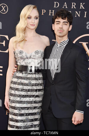 HOLLYWOOD, CA - Juni 04: Sophie Turner (L) und Joe Jonas Ankommen bei der Premiere von Twentieth Century Fox's 'Dark Phoenix' an TCL Chinese Theatre am Juni 04, 2019 in Hollywood, Kalifornien. Stockfoto