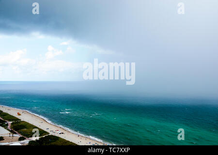 Miami Beach, Florida, North Beach, Atlantischer Ozean, Regen Regensturm Regensturm Regenguss, Wetter Wolken Wasser, FL190430067 Stockfoto