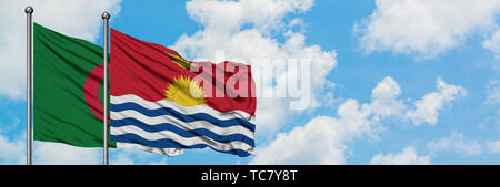 Algerien und Kiribati Flagge im Wind gegen Weiße bewölkt blauer Himmel zusammen. Diplomatie Konzept, internationale Beziehungen. Stockfoto