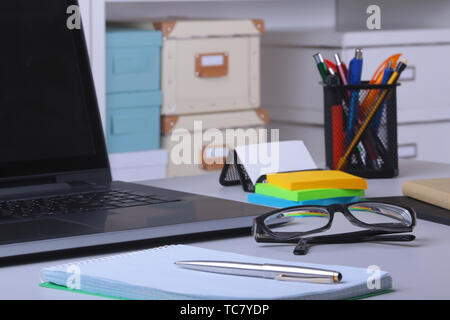 Close-up komfortables Arbeiten im Büro mit Laptops, Maus, Notebook, Gläser, Pen und anderen Geräten zur Festlegung auf Tabelle auf blur Möbel Stockfoto