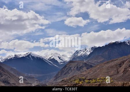 Plateau Landschaft entlang des National Highway 318 Der sichuan-tibet Highway im April 2019. Stockfoto